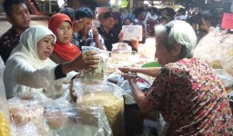 Blusukan Pasar Tradisional, Cagub Khofifah Ngobrol dengan Bakul Ketan