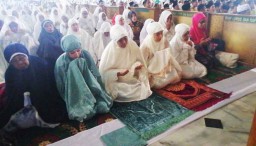 Sebelum ke Tugu Pahlawan, Khofifah-Emil Ibadah di Masjid Al Akbar