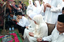 Nyoblos di TPS 16, Khofifah Merasa Lebih Yakin pada Pilgub Kali Ini