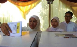 Kompak Berbaju Putih, Gubernur Khofifah Nyoblos di TPS 38