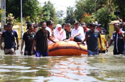 Tinjau Banjir di Gresik, Gubernur Khofifah: Kita Siapkan Solusi