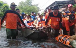 Pantau Banjir di Mojokerto, Gubernur Khofifah: Ini Masalah Hulu Hilir