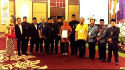 KPU Tetapkan Khofifah-Emil Sebagai Gubernur dan Wagub Jatim Terpilih