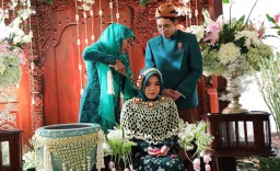 Prosesi Siraman Putri Gubernur Jatim Gunakan Air dari Tujuh Sumber