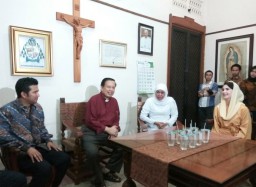 Ketika Khofifah-Emil Silaturrahmi di Keuskupan Surabaya