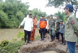 Tinjau Banjir di Madiun, Gubernur Khofifah Minta Eskavator Disiagakan