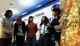 Istri Konjen Jepang Ajari Mahasiswa Surabaya Cara Mengenakan Kimono