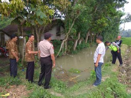 Setelah Diajak Jalan-jalan ke Sawah, Bocah ini Ditemukan Mengambang