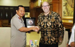 Ungkap Penipuan, Konjen AS Beri Penghargaan 11 Anggota Polda Jatim
