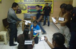 Rekonstruksi Istri Bunuh Suami, Kakak Korban Curiga Ada yang Membantu