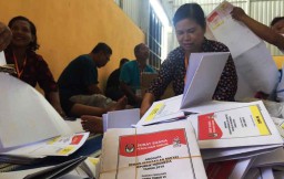 Surat Suara Pileg 2019 di Blitar Mulai Disortir dan Dilipat