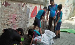 Antisipasi Banjir, Pelajar Surabaya Bikin Biopori di Kampung