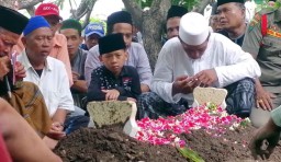 Isak Tangis Keluarga di Pemakaman Korban Mobil Tercebur di Tulungagung