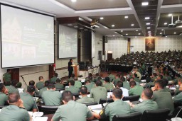 Pakde Karwo Pamerkan Konsep Tiga Pilar Plus Kepada Siswa Seskoad