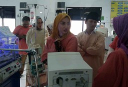 Wabup Cak Ipin Bersama Istri Jenguk Bayi yang Dibuang di Trenggalek