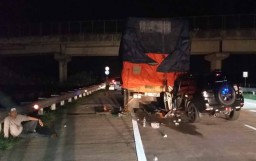 Tabrak Truk Parkir di Jalan Tol Jombang, Daihatsu Terios Ringsek