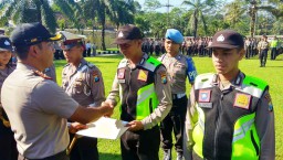 Dua Polisi Bantu Ibu Melahirkan di Hutan Diganjar Penghargaan 