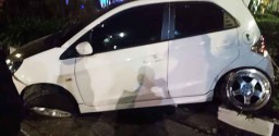 Honda Brio Tabrak Taman Pembatas Jalan