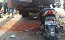 Motor Nyungsep di Belakang Truk Parkir, Sekeluarga Tewas