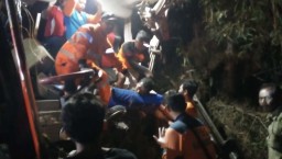 Evakuasi Korban Bus Peziarah Asal Surabaya Berlangsung Dramatis