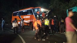 Bus Peziarah Asal Surabaya Tabrak Tebing di Magetan, 2 Tewas