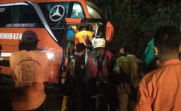 Bus Peziarah Asal Surabaya Tabrak Tebing, Polisi: Rem Blong