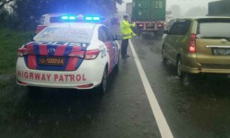 Hujan Deras, Pikap Seruduk Suzuki Escudo di Tol Sidoarjo