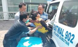 Pakai Headset saat Berjalan di Tepi Rel, Pria Tersambar KA