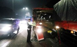 Dua Truk Gandeng Terlibat Kecelakaan di Tol Waru