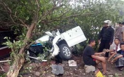 Xenia Tabrak Pohon di Magetan Ditumpangi Satu Keluarga