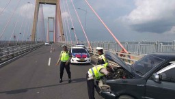 Ban Pecah, Toyota Kijang Tabrak Guardrail Jembatan Suramadu