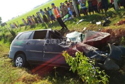 Toyota Innova di Tol Ngawi-Wilangan Nyungsep
