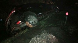 Kecelakaan di Tol Sumo, Toyota Yaris Terperosok Masuk ke Parit