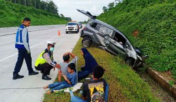 Kecelakaan di Tol Nganjuk-Madiun, Honda Freed Terperosok ke Parit