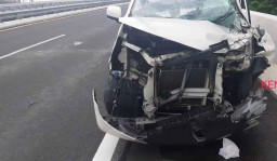 Tabrak Truk di Tol Waru-Juanda, Daihatsu Xenia Hancur