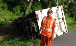 Kecelakaan di Tol Banyu Urip,  Mobil Boks Terguling dan Masuk ke Parit