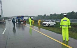 Kijang Innova Tergelincir di Tol Gempol-Pasuruan