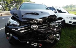 Tabrakan Beruntun 4 Mobil di Tol Sidoarjo, Toyota Fortuner Ringsek