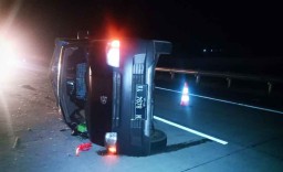Pikap Bermuatan Bebek Terguling di Tol Pasuruan-Probolinggo