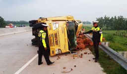 Truk Bermuatan Kentang Terguling di Tol Ngawi