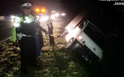 Kecelakaan di Tol Waru, Daihatsu Grand Max Tergelincir Masuk ke Parit