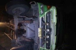 Tabrakan Dua Truk Tronton di Tol Satelit, Satu Terguling