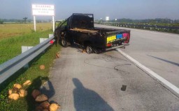 Kecelakaan di Tol Jombang-Mojokerto, Pikap Bermuatan Kelapa Terguling