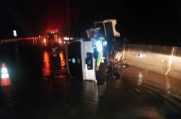 Kecelakaan di Tol Pasuruan-Probolinggo, Suzuki Carry Terguling