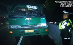 Kehabisan BBM di Tol, Truk Bermuatan Besi Diseruduk Kendaraan Lain