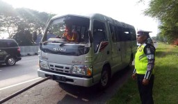 Isuzu Elf Berpenumpang Security Jasa Marga Terguling di Tol Waru
