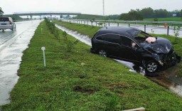 Honda CRV Terperosok di Parit Tol Jombang-Mojokerto