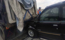 Isuzu Panther Seruduk Truk di Tol Sumo, 3 Orang Terluka