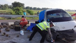 Pecah Ban, Pikap Tabrak Pembatas Jalan Tol Madiun Nganjuk