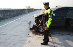 Tabrak Pembatas Jalan Tol Madiun-Ngawi, Toyota Avanza Ringsek